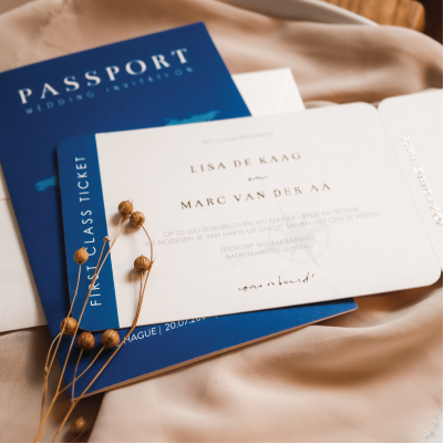 Trendy trouwkaart in paspoort stijl
